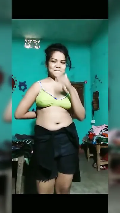 Bengali Babe Flashing Juicy Boobs For Lover's Phone Vid