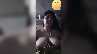 Busty Desi Babe Showing Huge Boobs Video Call Gone Viral