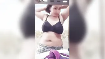 Chubby Desi Bhabhi Fingering Her Wet Nude Chut In Kitchen