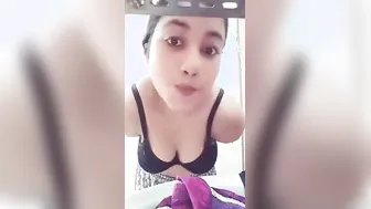 Chubby Desi Bhabhi Fingering Her Wet Nude Chut In Kitchen