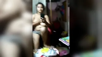 Bhabhi Flashing Huge Melons Fingering Nude In Homemade Mms