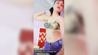College Desi Babe Going Topless In Viral Hostel Clip