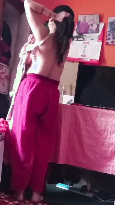 Desi Aunty Flashing Huge Boobs While Changing Saree At Home