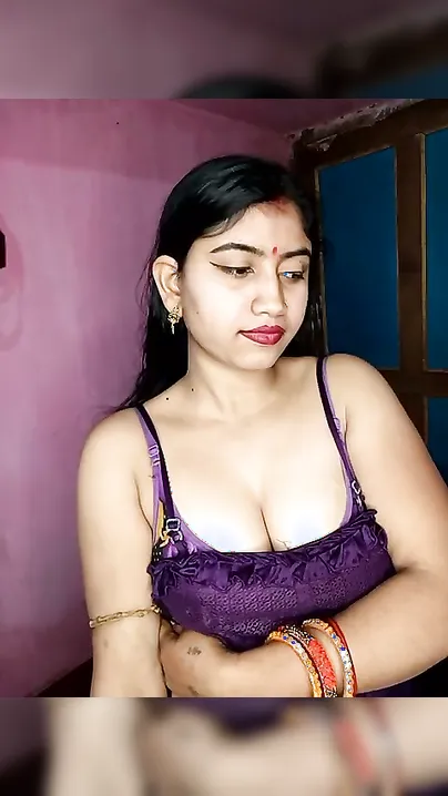Hema Bhabhi Teasing With Hot Kisses On Live Cam Romance