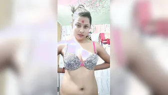 Desi Unwed Babe Flashing Massive Boobs In Viral Leaked Clip