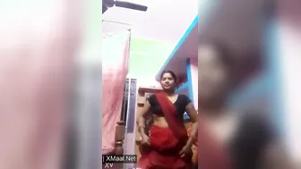 Village Bhabhi Lifting Saree Flashing Wet Chut Closeup