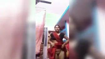 Village Bhabhi Lifting Saree Flashing Wet Chut Closeup
