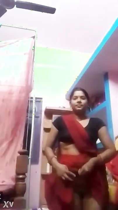 Village Bhabhi Lifting Saree Flashing Wet Chut Closeup