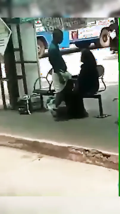 Muslim Aunty Giving Steamy Handjob To Stranger At Bus Stand