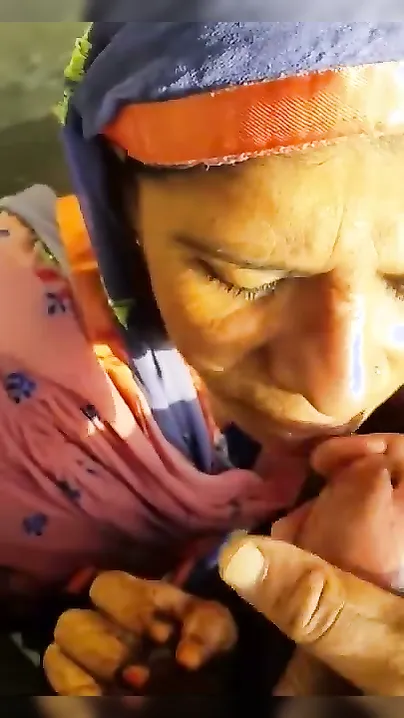 Muslim Aunty Gulping Stranger's Hot Cum Roadside After Quick Suck