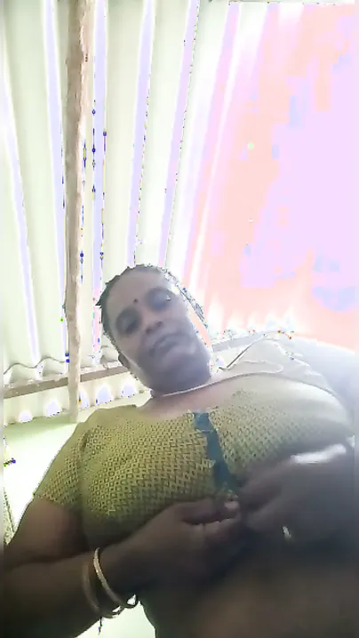 Tamil Aunty Teasing With Big Boobs In Viral Saree Clip