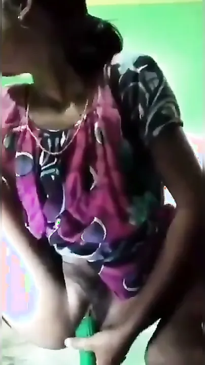 Horny Girl Chut Me Tel Ka Botal Dalte Hue Mirror Dekhte Hue Khud Ko