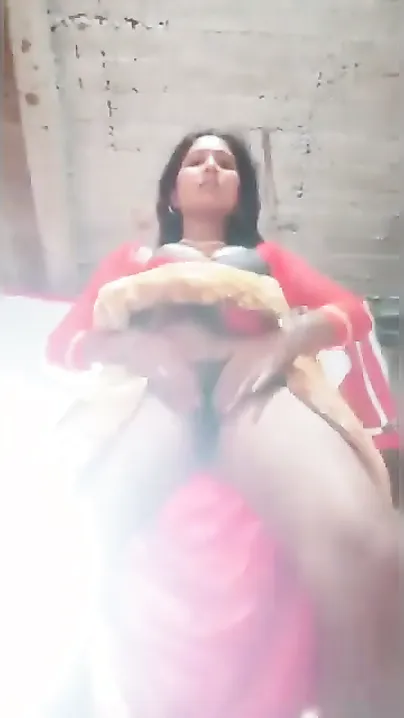 Village Bhabhi Shows Off Wet Chut And Tight Gand In Courtyard