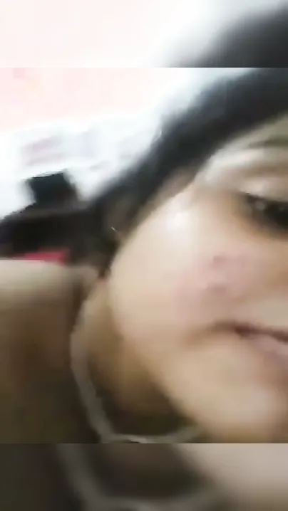 Big Ass Girl Finger-Fucking Her Wet Pussy And Recording Solo