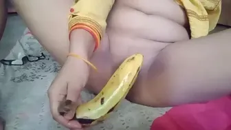 Husband Feeding Banana Into Wife’s Soaked Chut Before Rough Sex