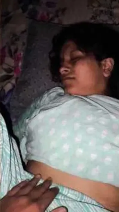 Chikni Chut Wali Bhabhi Ko Neend Se Utha Ke Devar Ne Choda Raat Ko