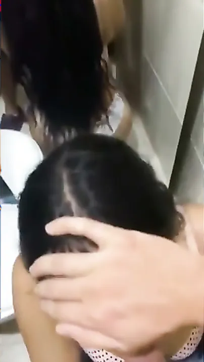 Washbasin Pe Gf Ko Jhuka Ke Piche Se Pela