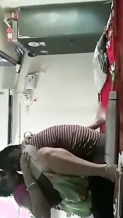 Gharwale Sote Rahe Aur Kamre Mein Baj Gayi Suhaagrat Ki Ghanti