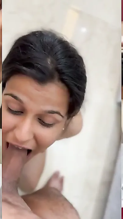 Naked GF Slurping My Thick Lund Like A Sweet Lollipop In Bed