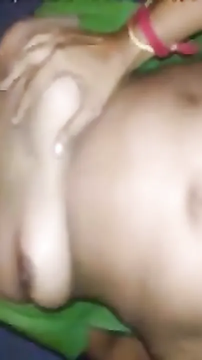 Home sex scandal of Indian aunty in saree with college chap