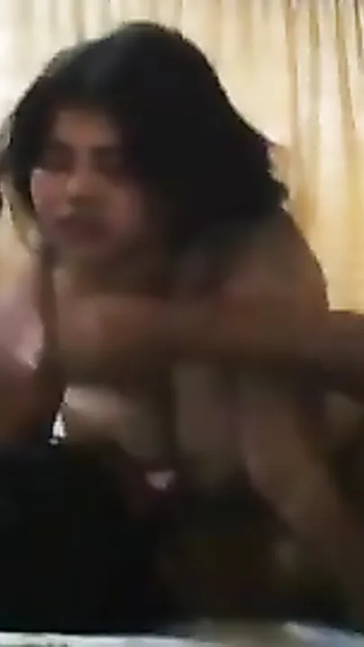 Desi Indian aunty hidden livecam sex scandal with youthful guy
