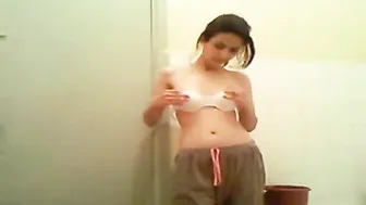 Desi sexy amateur Mumbai beauty disrobes and masturbates to orgasm