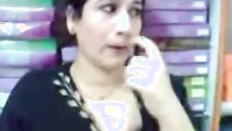 Ahmedabad Aunty Has Affair With Her Tailor & Gives Him Blowjob