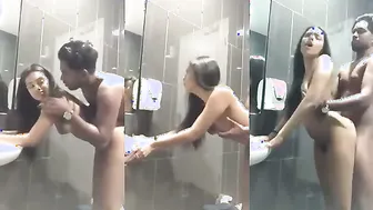 Washbasin Pe Jhuki Gf Ki Chut Mein Lund Ka Toofan Splashing Water