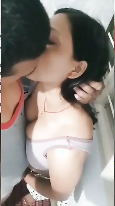 Kitchen Mein Saali Ki Chuchiyan Dabake Jija Ne Lund Ghusaya