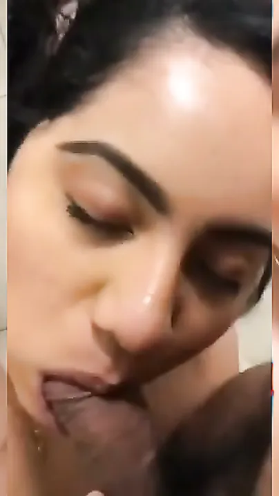 Nangi Gf Ne Bathroom Mein Lund Ko Gale Tak Lekar Chus Liya