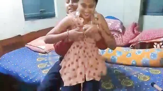 Sexy Dost Ki Wife Ko Bato Bato Mein Fasake Bed Par Patak Ke Choda