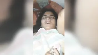 Desi Aunty Ki Chut Mein Lagatar Lund Dalte Unki Chut Se Pani Gira