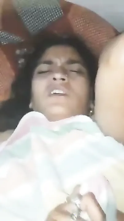 Desi Aunty Ki Chut Mein Lagatar Lund Dalte Unki Chut Se Pani Gira