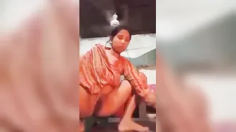 Desi Bhabhi Filmed Her Own Wet Hindi Mms And Leaked It Online