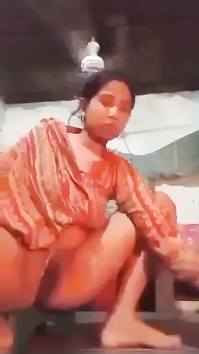 Desi Bhabhi Filmed Her Own Wet Hindi Mms And Leaked It Online