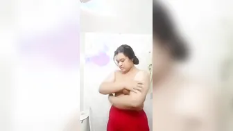 Indian Bhabhi Ne Bathroom Mein Badi Chuchi Masla, Secretly Shoot Karke Daal Diya