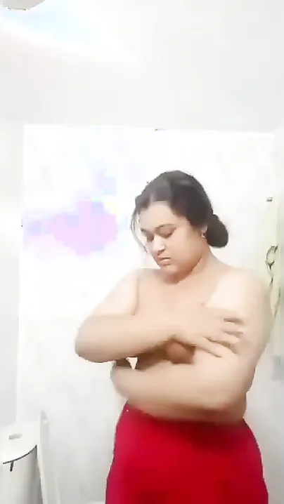 Indian Bhabhi Ne Bathroom Mein Badi Chuchi Masla, Secretly Shoot Karke Daal Diya
