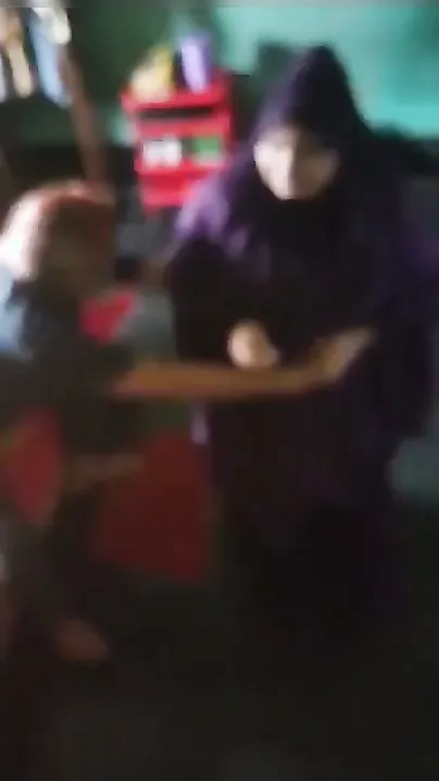 Pakistani Ladke Ne Bahu Ko Patak Kar Uski Chut Mari, Pura Ghar Sun Raha Tha