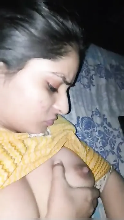 Sexy Girl Ne Apne Nipple Dabate Hue Chusa, Garam Video Banakar Viral Kiya
