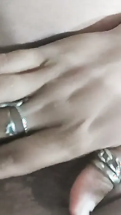 Priya Ne Garam Bur Mein Ungli Daal Ke Jor Jor Se Hilayi