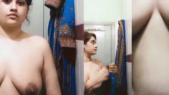 Bhabhi Fingered Juicy Pussy And Big Tits Alone In Steamy Bathroom