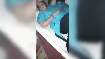 Hindu Guy Fucked Muslim Bhabhi On Sister’s Bed While Squeezing Tits