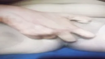 Gaon Ki Ladki Ne Apne Tite Bur Me Do Ungliyan Daal Kar Soti Rahi