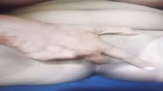 Gaon Ki Ladki Ne Apne Tite Bur Me Do Ungliyan Daal Kar Soti Rahi