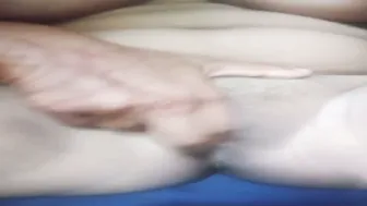 Gaon Ki Ladki Ne Apne Tite Bur Me Do Ungliyan Daal Kar Soti Rahi