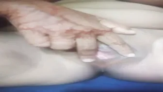 Gaon Ki Ladki Ne Apne Tite Bur Me Do Ungliyan Daal Kar Soti Rahi