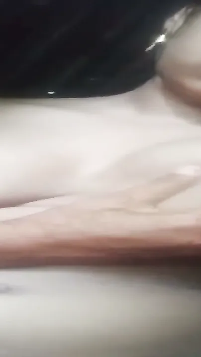 Gaon Ki Ladki Ne Apne Tite Bur Me Do Ungliyan Daal Kar Soti Rahi
