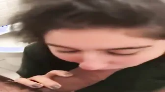Zoya Ko Ladies Toilet Mein Ghussa Kar Land Chusaya Aur Uski Chut Ki Chudai Ki