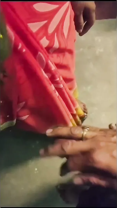 Village Bhabhi’s Saree Pulled Up For Hard Pelai With Hindi Audio