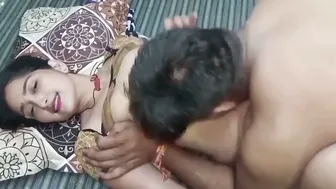 Village Bhabhi’s Saree Lifted For Rough Pelai In Hindi
